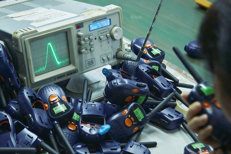 walkie-talkie-functional-testing-quality-management-electronics-production-line